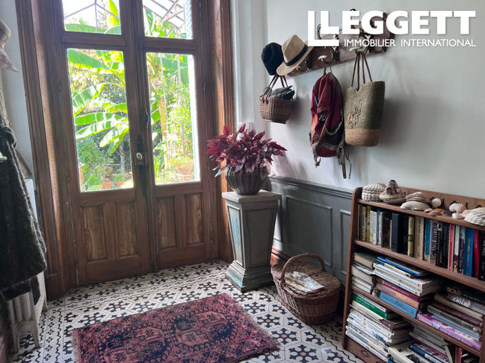 Image No.8-6 Bed House for sale