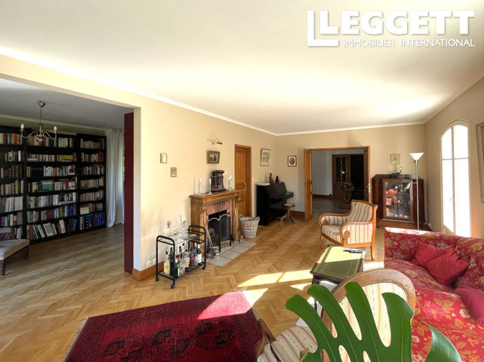 Image No.8-5 Bed House for sale