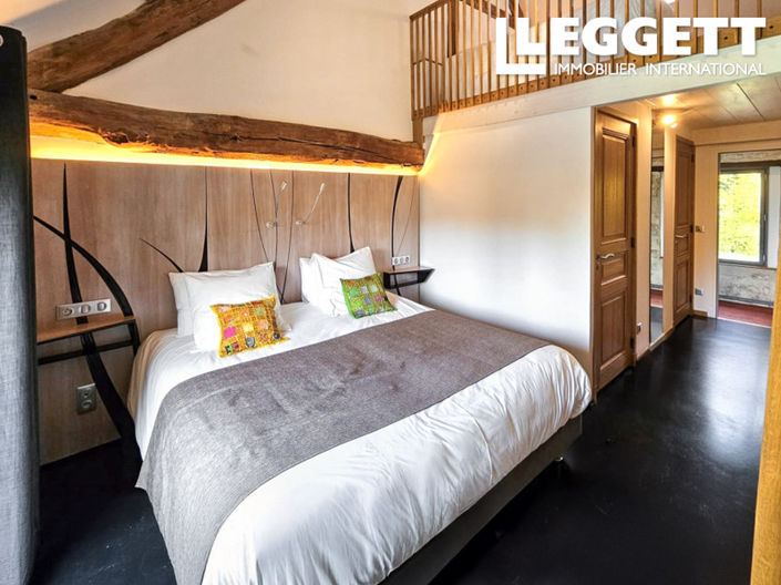 Image No.8-5 Bed House for sale