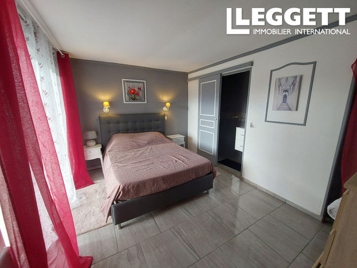 Image No.8-8 Bed House for sale