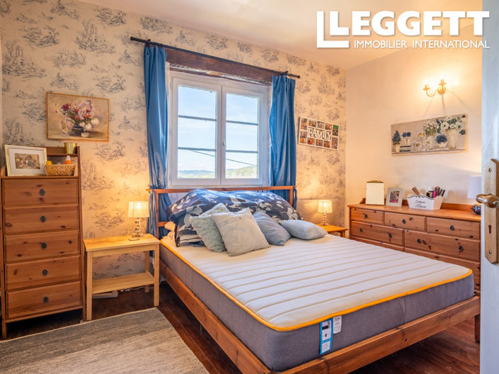 Image No.6-5 Bed House for sale