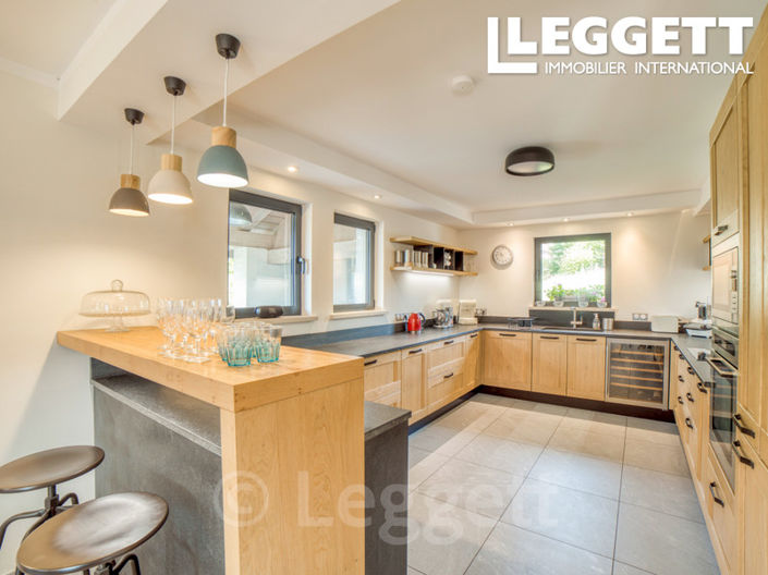 Image No.8-7 Bed House for sale