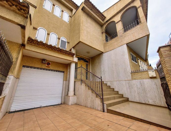 Image No.1-6 Bed Villa for sale