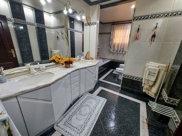 Image No.30-6 Bed Villa for sale