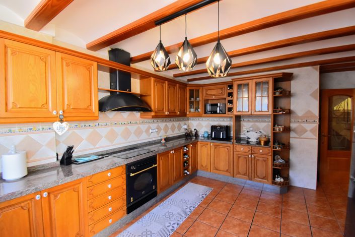 Image No.10-6 Bed Townhouse for sale