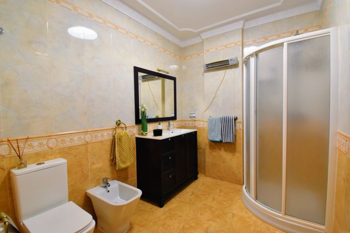 Image No.11-6 Bed Townhouse for sale