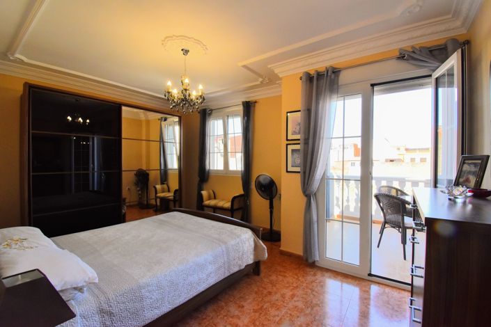 Image No.12-6 Bed Townhouse for sale