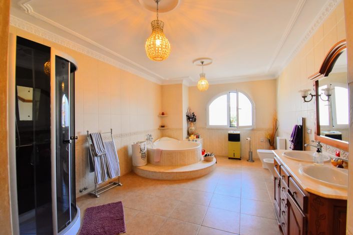 Image No.14-6 Bed Townhouse for sale