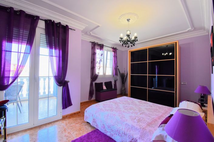 Image No.16-6 Bed Townhouse for sale