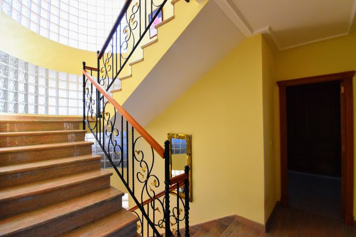 Image No.17-6 Bed Townhouse for sale