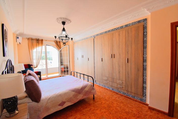 Image No.18-6 Bed Townhouse for sale