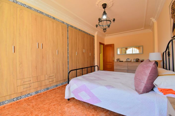 Image No.19-6 Bed Townhouse for sale