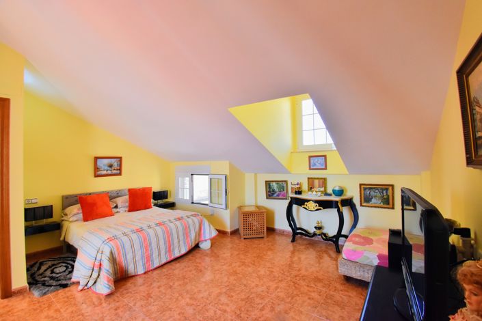 Image No.21-6 Bed Townhouse for sale