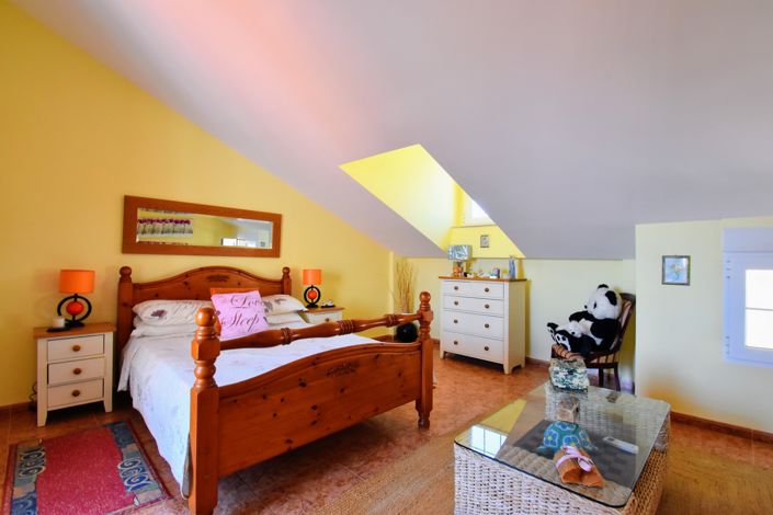 Image No.23-6 Bed Townhouse for sale