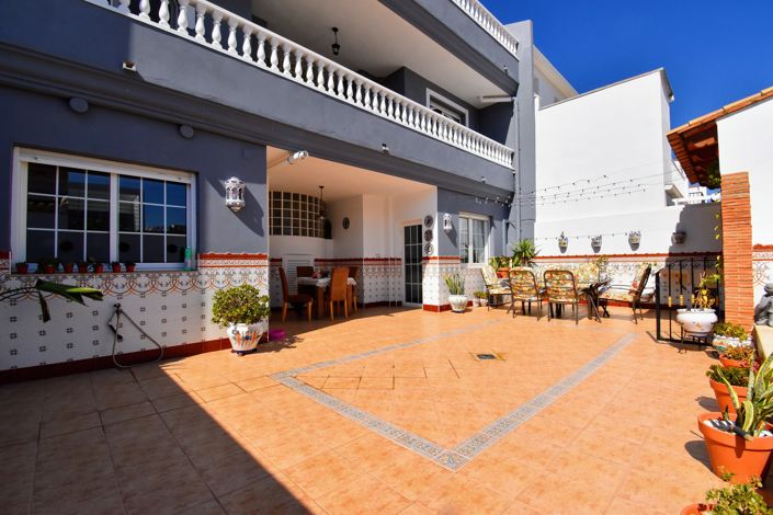 Image No.25-6 Bed Townhouse for sale