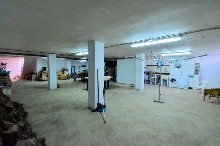 Image No.28-6 Bed Townhouse for sale