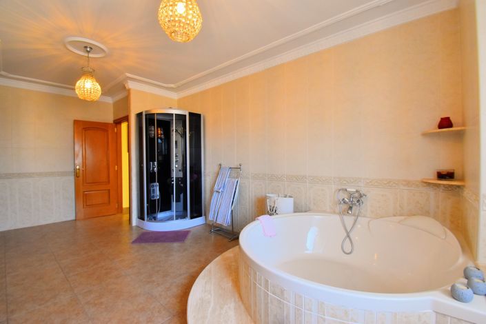 Image No.3-6 Bed Townhouse for sale