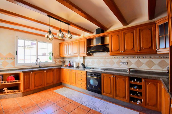 Image No.9-6 Bed Townhouse for sale