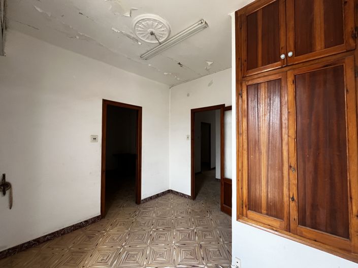 Image No.1-6 Bed Townhouse for sale