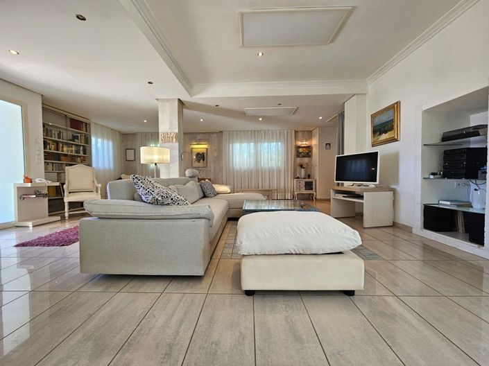 Image No.9-5 Bed Villa for sale