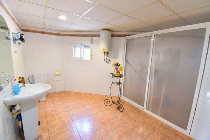 Image No.12-17 Bed Villa for sale