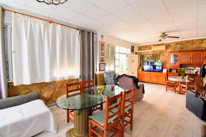 Image No.6-17 Bed Villa for sale