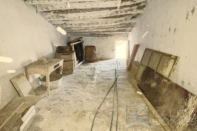 Image No.16-8 Bed Townhouse for sale