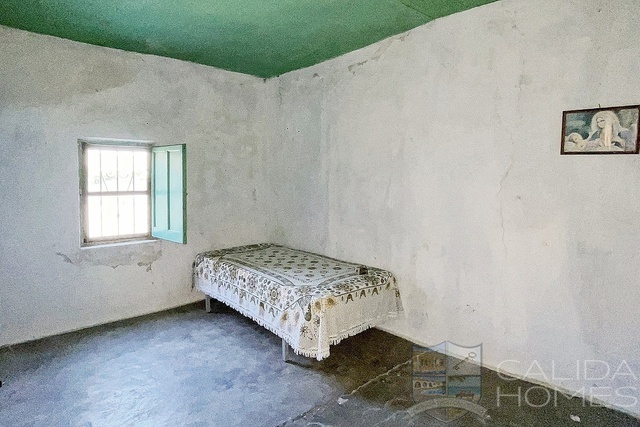 Image No.18-8 Bed Townhouse for sale