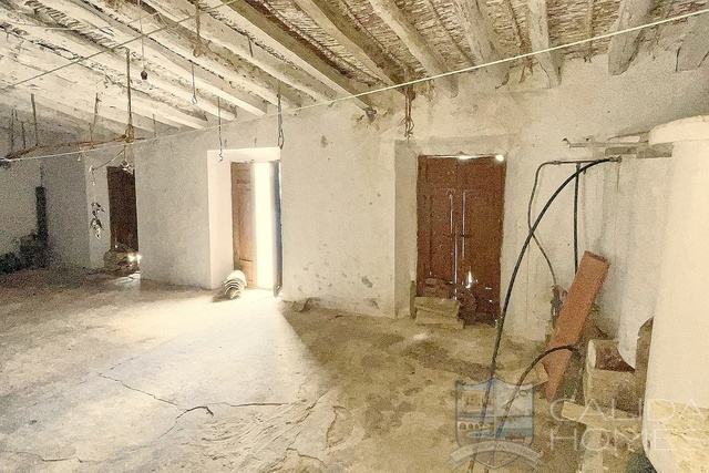 Image No.19-8 Bed Townhouse for sale