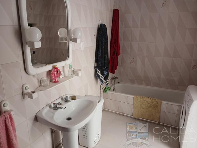 Image No.17-4 Bed Property for sale