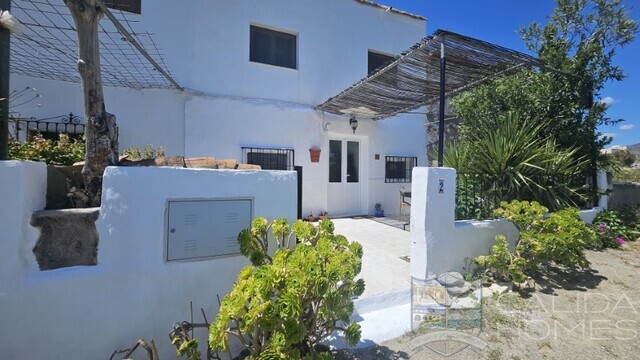 Image No.1-6 Bed Townhouse for sale