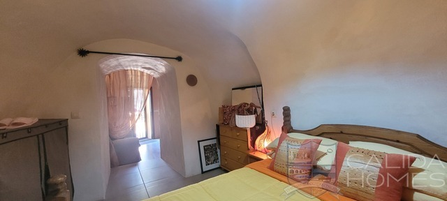 Image No.15-3 Bed House for sale