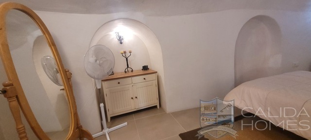 Image No.17-3 Bed House for sale