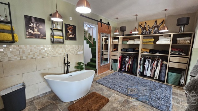 Image No.17-4 Bed Townhouse for sale