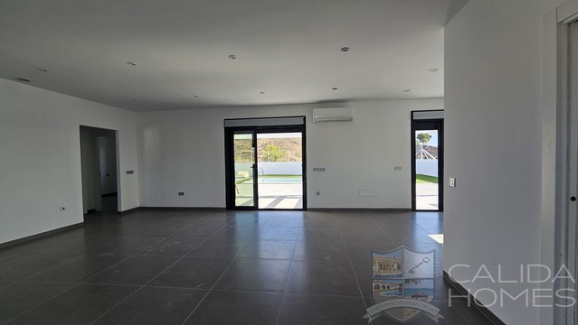 Image No.12-3 Bed Property for sale