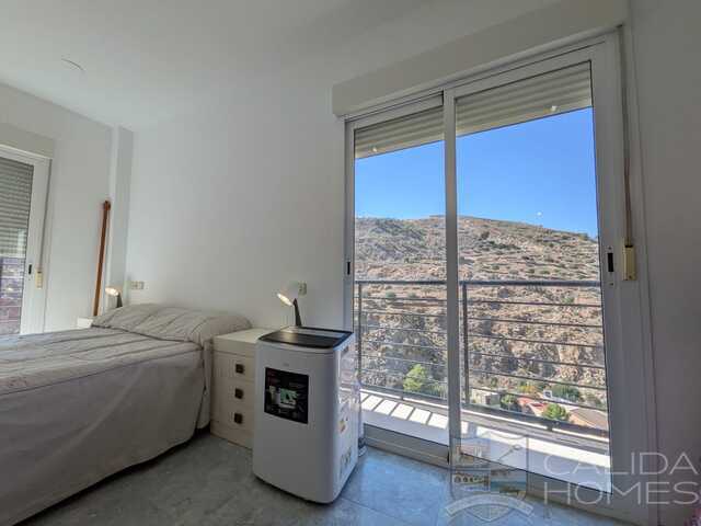 Image No.20-3 Bed Townhouse for sale