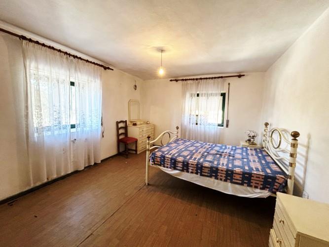 Image No.18-4 Bed Farmhouse for sale