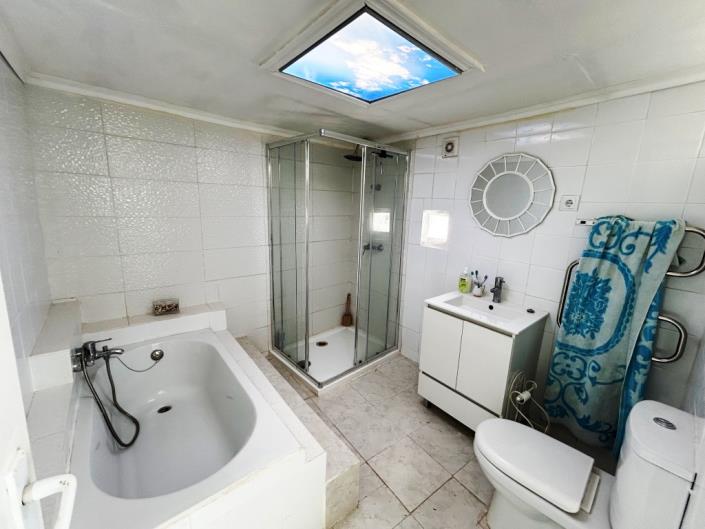 Image No.19-3 Bed House for sale