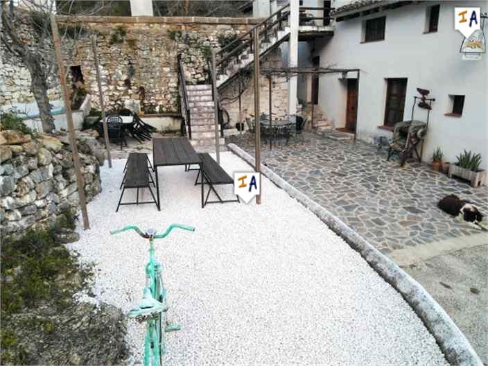 Image No.5-11 Bed Farmhouse for sale