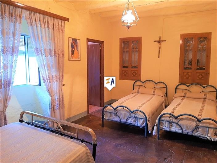 Image No.8-4 Bed House for sale