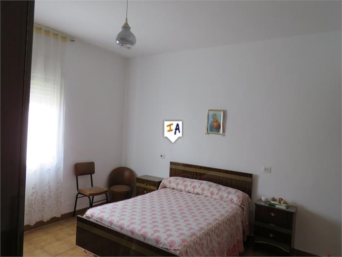 Image No.8-6 Bed House for sale