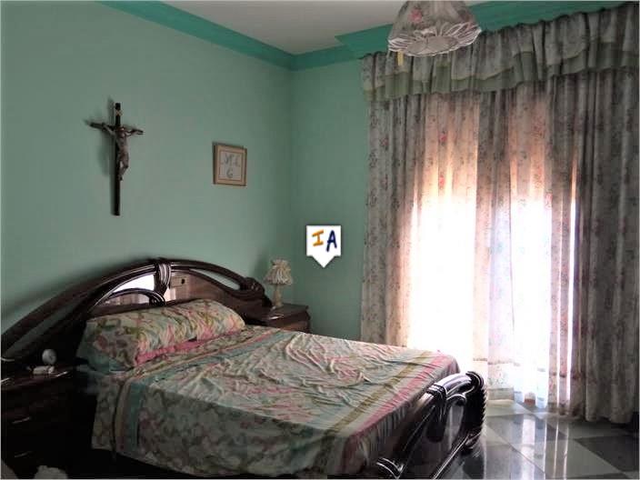 Image No.17-6 Bed House for sale