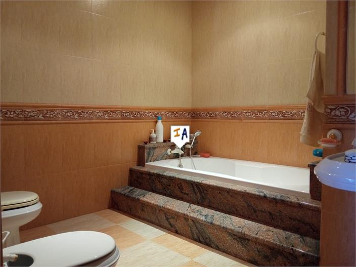 Image No.6-6 Bed House for sale