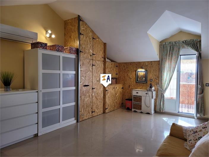 Image No.15-4 Bed House for sale