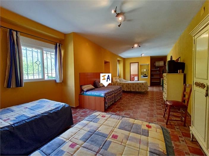 Image No.6-4 Bed House for sale