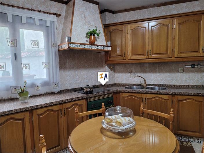 Image No.4-4 Bed Property for sale