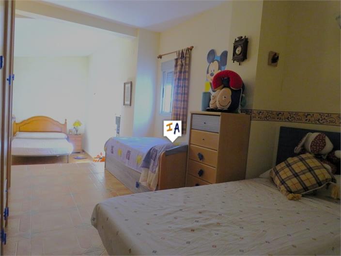 Image No.4-6 Bed House for sale