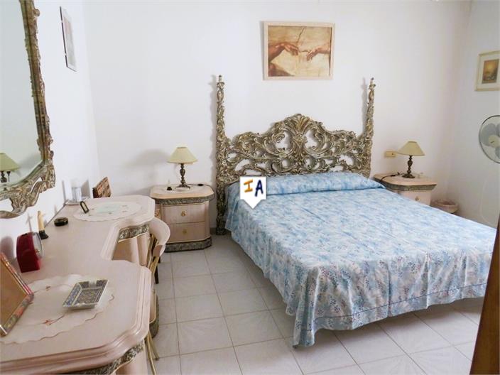 Image No.12-4 Bed House for sale