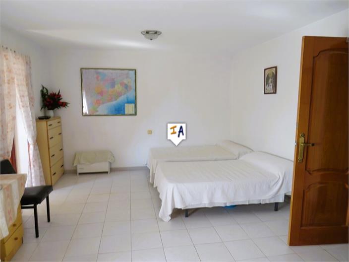 Image No.17-4 Bed House for sale