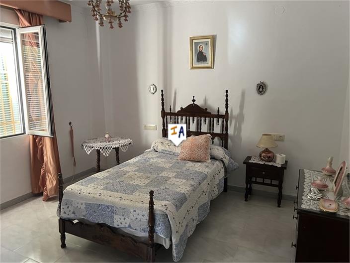 Image No.17-6 Bed House for sale